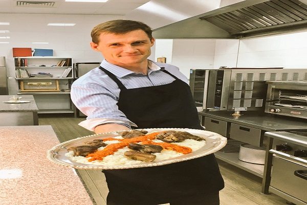 السفير البريطاني بالقاهرة يطهي “الفتة” في أول أيام العيد