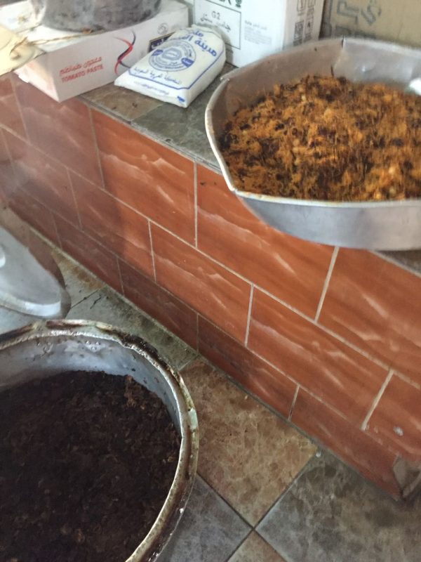 إتلاف لحوم وأطعمة فاسدة بمطعم مشهور في محافظة ” الحائط”