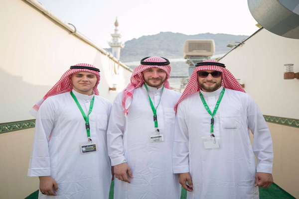 حجاج صربيون يلبسون الزي السعودي ويرسلون صورهم لذويهم في صربيا