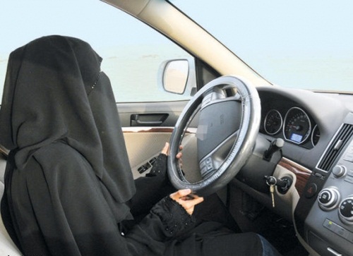 قيادة المرأة للسيارة سيناقش في مجلس الشورى خلال الشهر القادم