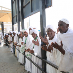 “خادم الحرمين ” يأمر بتوزيع الهدايا على الحجاج القطريين