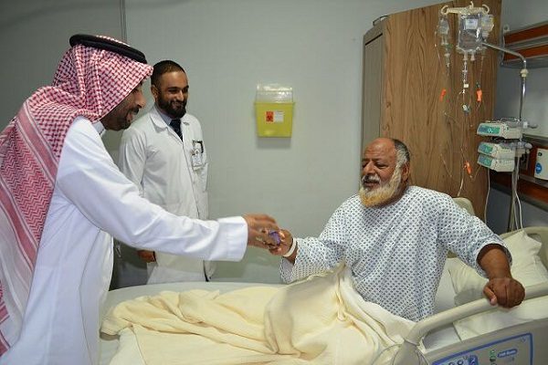 مستشفى الأمير محمد بن عبدالعزيز للحرس الوطني بالمدينة يعايد المرضى بالورود