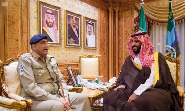 سمو ولي العهد يجتمع مع قائد الجيش الباكستاني