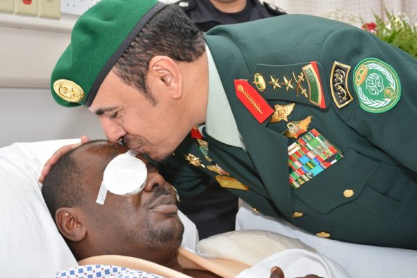 رئيس الحرس الملكي يزور مصابي الإعتداء الإرهابي في جدة