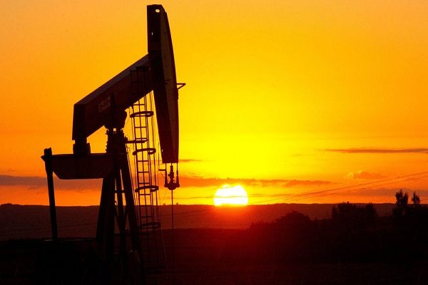هبوط أسعار النفط بسبب زيادة مخزونات الخام الأمريكية
