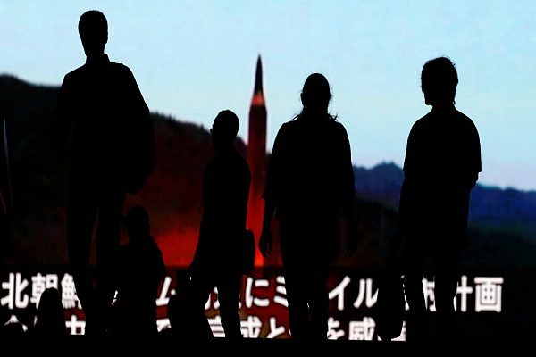 “كوريا الشمالية” تسبح في الظلام ليلاً استعداداً للحرب