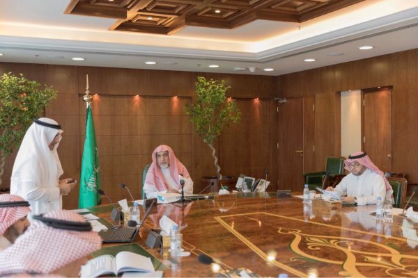 وزير الشؤون الإسلامية يرأس اجتماع فريق العمل الخاص بتطوير وإعادة بناء الهيكل والدليل التنظيمي للوزارة