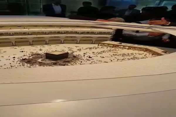 فيديو يوضح جانب من مشروع تظليل صحن المطاف وسط المسجد الحرام في مكة المكرمة