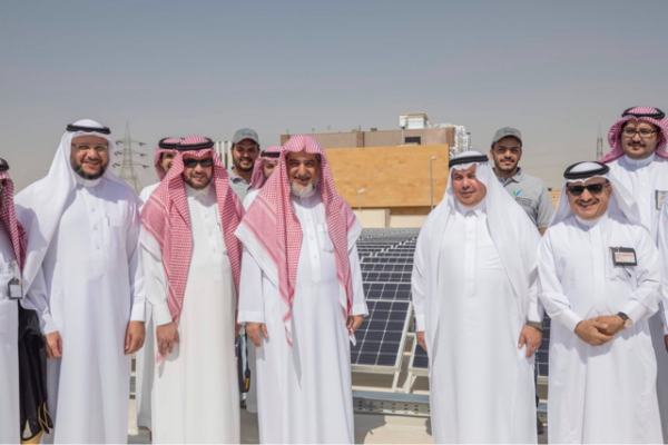 “وزير الشؤون الإسلامية” يطلع على مشروع أول محطة طاقة شمسية بجامع الحكمة بالرياض