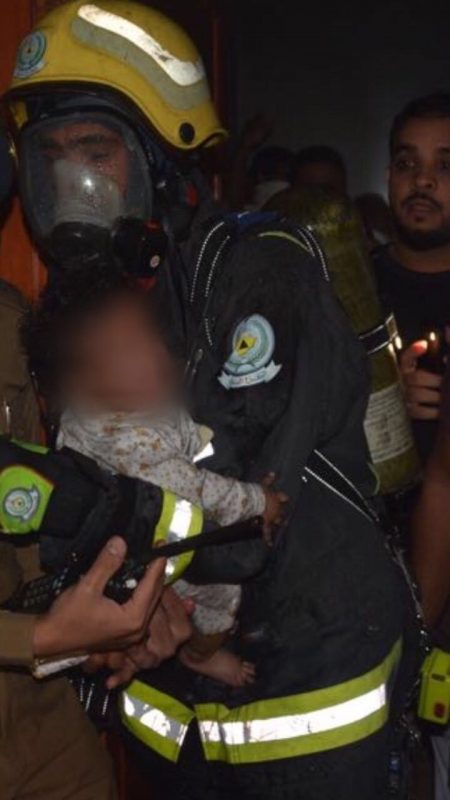 “مدني تبوك” ينقذ امرأة وطفليها إثر إندلاع حريق بمنزلهم