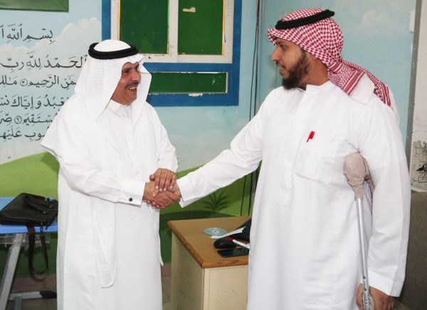 مدير عام تعليم الرياض يزور المعلم العمر
