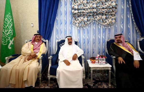 الأمير فهد بن بدر يعزي أسرة الشهيد الجندي العنزي
