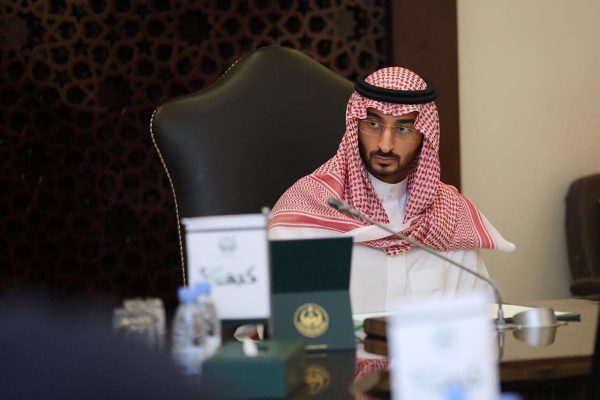 “أمير مكة بالإنابة” يستعرض الخطط المستقبلية مع القيادات الأمنية بالمنطقة
