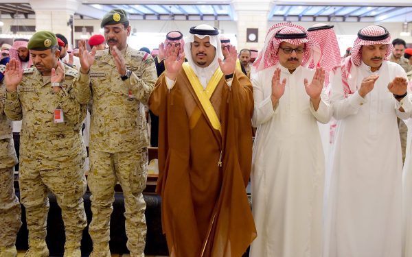 نائب أمير منطقة ⁧الرياض⁩ ينقل تعازي القيادة لأسرة الشهيد الفيفي