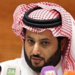 “مدير القناة السعودية” يلتقط صورة للمذيعين والمذيعات الجدد