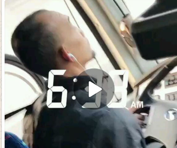 بالفيديو .. “سائق حافلة” يقل طالبات جامعيات بمركز النخيل يتلذذ بالنوم أثناء القيادة