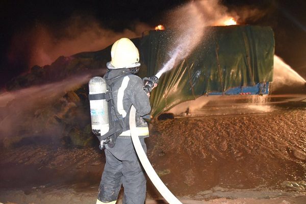 “مدني سكاكا” يسيطر على حريق شاحنة تحمل كمية من أعلاف البرسيم ولا إصابات