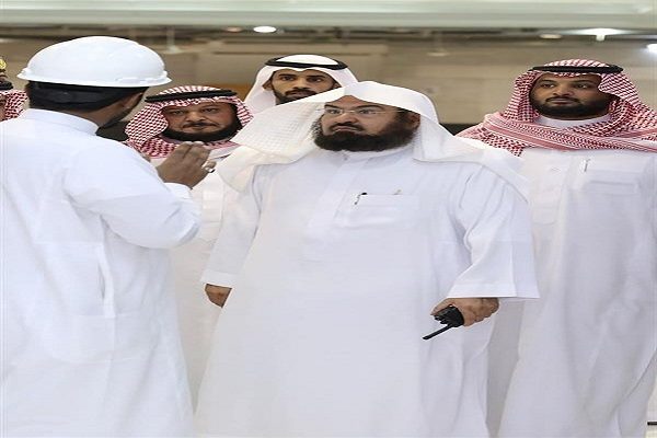 الشيخ “السديس” يوجّه بإعفاء المقصرين من مدراء وموظفين بالمسجد الحرام بمكة