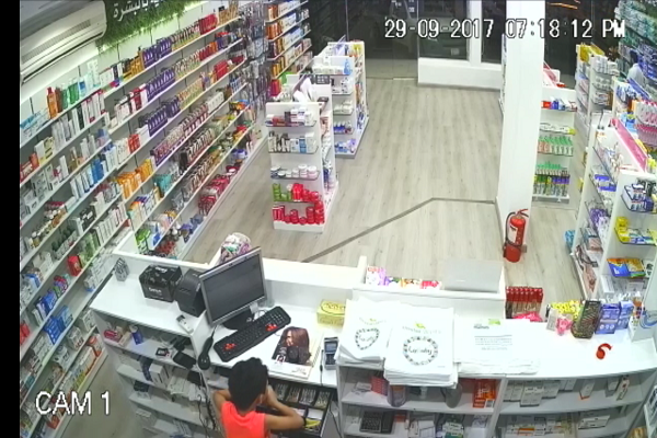 ‏طفل صغير يسرق صيدلية بشكل إحترافي
