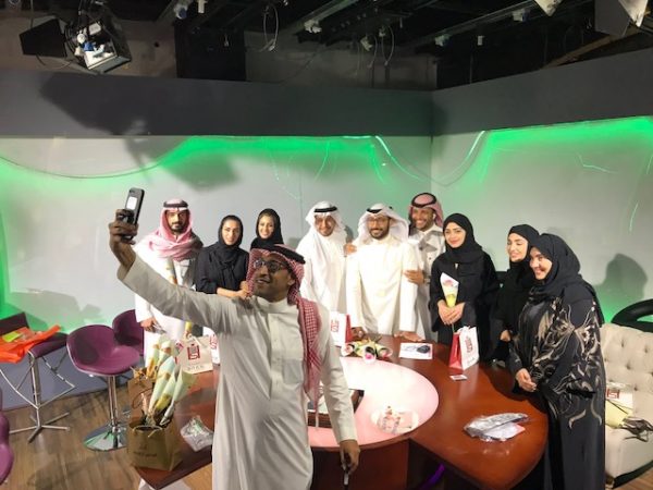 “مدير القناة السعودية” يلتقط صورة للمذيعين والمذيعات الجدد