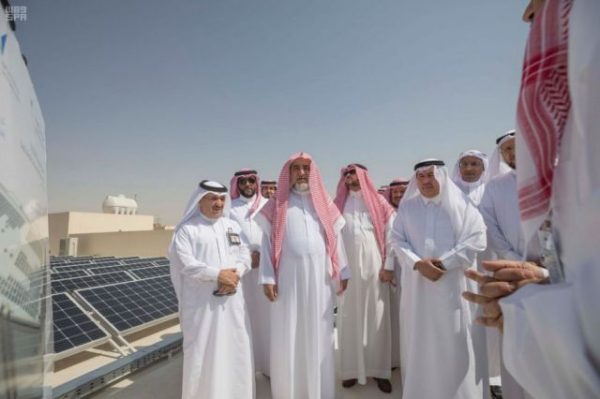 وزير الشؤون الإسلامية يزور أول جامع بالرياض مزود بالطاقة الشمسية