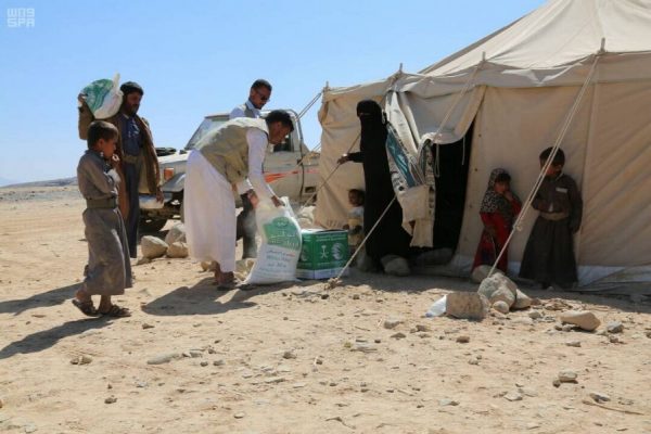 مركز الملك سلمان للإغاثة يوزع سلالا غذائية للنازحين في مخيم الخانق بمديرية “نهم”