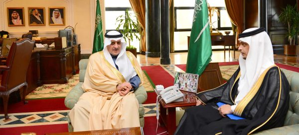 “أمير تبوك” يلتقى مدير مطار الأمير سلطان بن عبدالعزيز