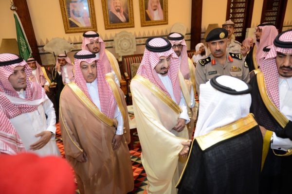 “أمير عسير” يتلقى التعازي في وفاة الأمير منصور بن مقرن ومرافقيه