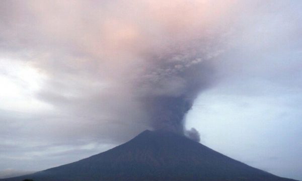 “السلطات الإندونيسية” ترفع درجة التحذير من بركان جزيرة بالي إلى أعلى مستوى