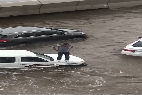 بالفيديو .. تعطل الحركة المرورية بـ”جدة” وغرق الكثير من المركبات بسبب سوء التصريف وتجمع مياه الأمطار