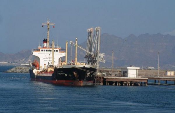قوات تحالف دعم الشرعية باليمن تبدأ إصدار التصاريح لسفن وطائرات الإغاثة
