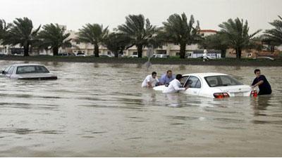 بالفيديو..سيارات بمستودع في جدة تتعرض للضرر من مياه الأمطار ومطالبة بجولة تفتيشية