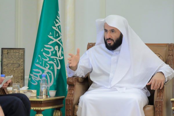 “وزير العدل” يوجه بفتح مجال التوظيف للسعوديات في 4 مجالات