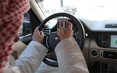 “المرور” .. إستخدام الجوال بسماعات الأذن أو بالإسبيكر لا تعد مخالفة أثناء القيادة