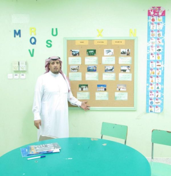 “معلم” يصمم لوحة إعلانات بصور طلابه لتشجيعهم