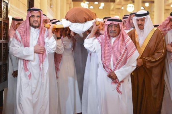 الأميران أحمد بن عبدالعزيز ومقرن يؤديان صلاة الميت على الأمير “منصور” ومرافقيه