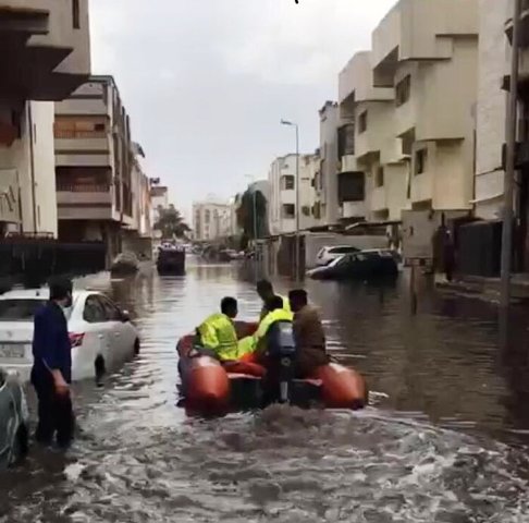 “مدني مكة” يوضح: “400”حالة احتجاز و”250″ بلاغ جراء هطول الأمطار