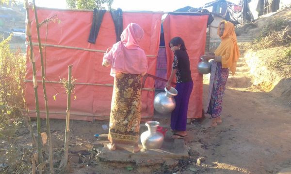 متبرعون روهنجيون ينشؤون ” 350 ” دورات مياه في مخيم لللاجئين الروهنجيين في “بنغلاديش”