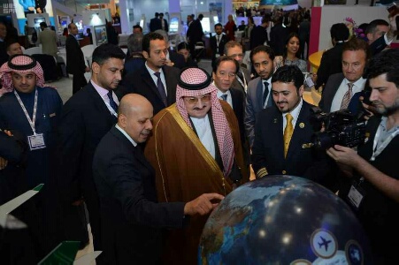 سفير خادم الحرمين لدى المملكة المتحدة يفتتح جناح المملكة في معرض سوق”السفر العالمي”