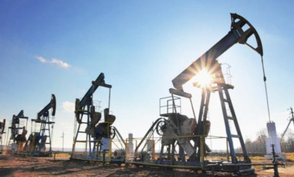 أسعار النفط تتراجع متأثرة بقلق المستثمرين من زيادة حالات الإصابة بكوفيد-19 حول العالم