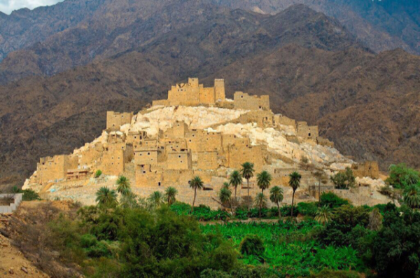 ” مدير سياحة الباحة ” فوز صورة لقرية ذي عين التراثية بألوان السعودية دليل على مقومات الباحة الطبيعية