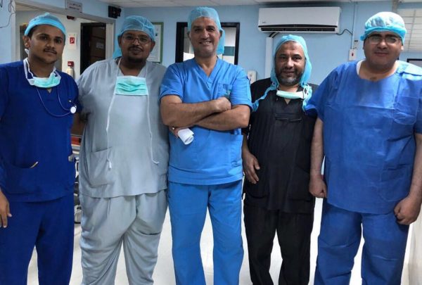 فريق جراحة الأوعية الدموية ينجح في إنقاذ ثلاثيني بعد تعرضه لطلق ناري بمستشفى “صامطة العام”