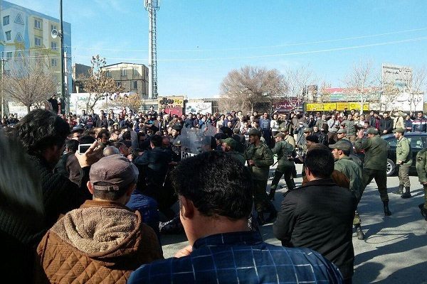 بالفيديو حرب شوارع بين المتظاهرين وقوات الأمن الإيرانية