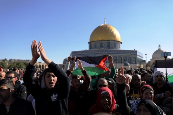 في “جمعة الغضب” ..فلسطين تنتفض ..وإسرائيل تقمع الاحتجاجات