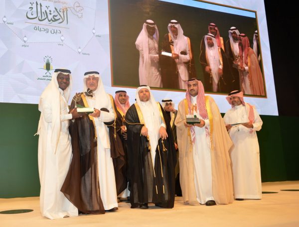 “أمير مكة” يكرم  الفائزين بجائزة  الأمير خالد الفيصل للاعتدال