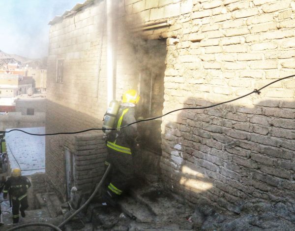 “مدني مكة” يسيطر على حريق اشتعل بمنزل شعبي في حي الغسالة