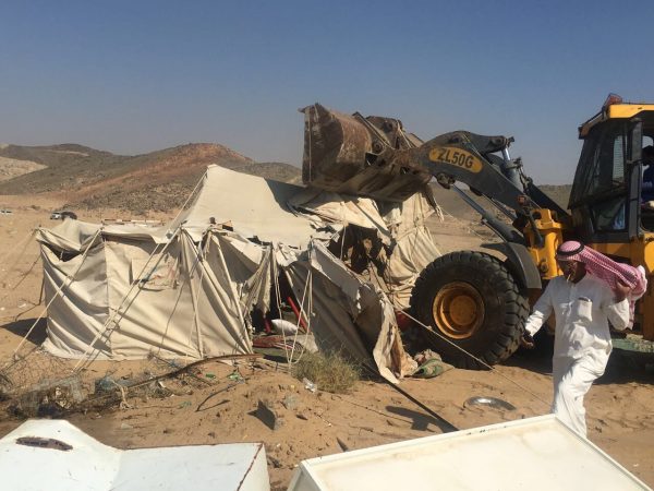 “بلدية الشوقية” تزيل مخيمات طريق مكة جدة السريع