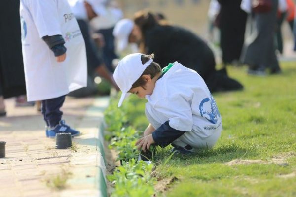 جمعية مهندسي البترول السعودية تطلق مبادرتها لزراعة “1200” زهرة وشجرة بالخبر