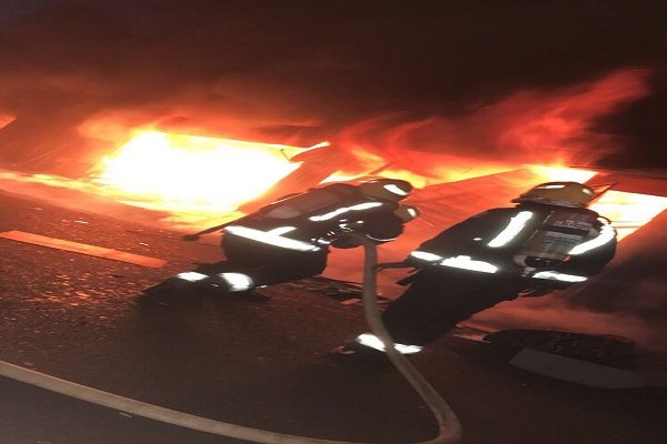 “مدني تبوك” يسيطر على حريق لعدد من المحلات التجارية في السوق الدولي بحي الراجحي