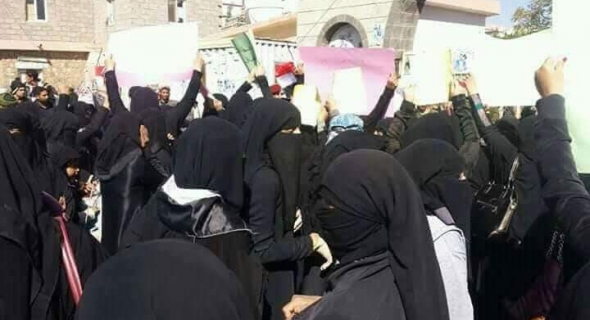 “ميلشيات الحوثي” يعتدون على تظاهرة نسائية بصنعاء